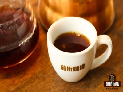 ブラックコーヒーとは何か、どのような種類があるか。ハンドドリップコーヒーとブラックコーヒー、アメリカーノの違いの概要。アメリカーノとハンドドリップのどちらが香り高く濃厚な味わいか。