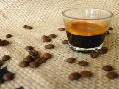 カフェインの作用｜ブラックコーヒーを飲むとどんな良いことがある？一日にアメリカンコーヒーは最大何杯飲める？ホットアメリカンとアイスアメリカンどちらがより覚醒効果がある？