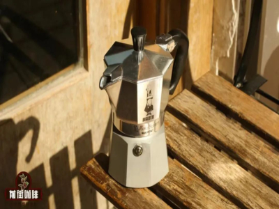 なぜモカポットで淹れたコーヒーは焦げ苦いのでしょうか？モカポットコーヒーを作るには浅煎りと深煎りのどちらのコーヒー豆を使うべきでしょうか？モカポットでコーヒーの過抽出をどうやって判断するのでしょうか？