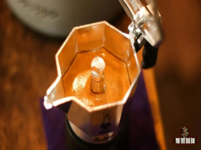 モカエキスプレス｜モカエキスプレスでコーヒーを淹れる際、ペーパーフィルターを入れるとどのような役割を果たしますか？ペーパーフィルターはどこに入れるべきですか？